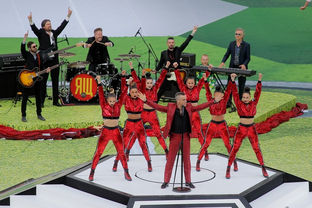 Robbie Williams hace seña obscena durante la inauguración