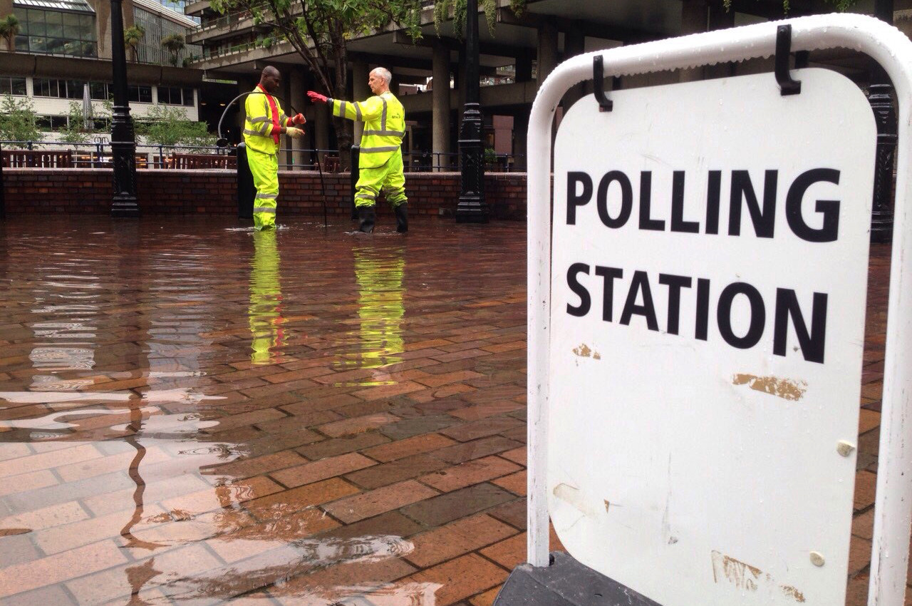 Votar, sin importar la lluvia o los nubarrones