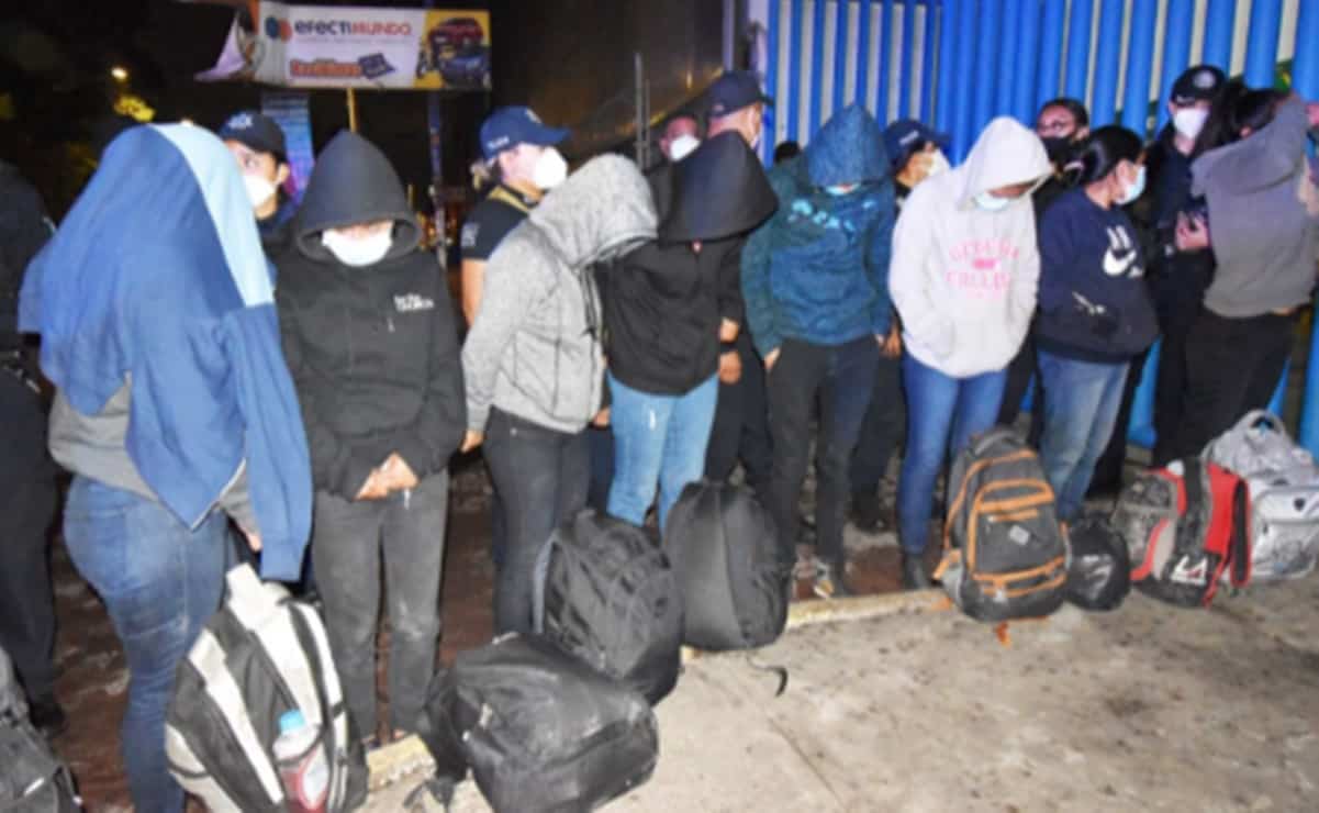 Rescatan a 25 migrantes centroamericanos hacinados en camioneta en Ecatepec