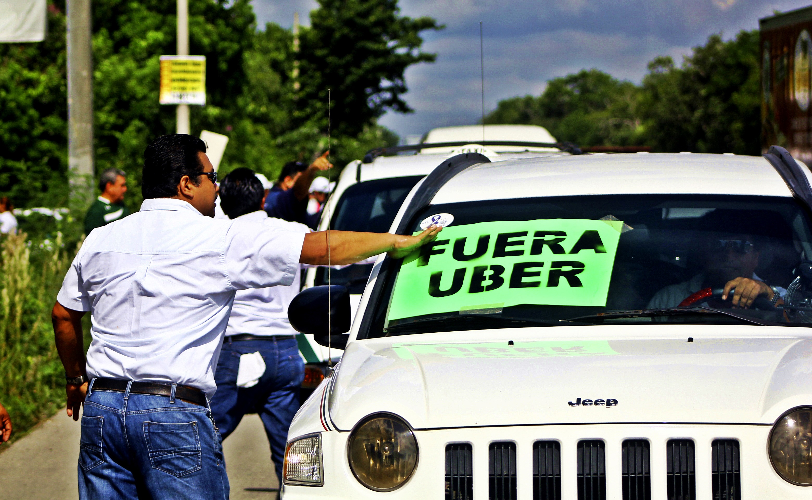 Se manifiestan taxistas contra UBER en Cancún