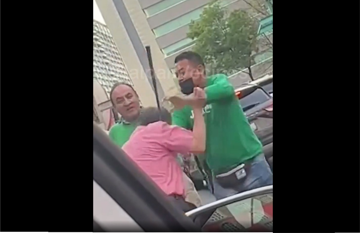 VIDEO: Anciano se defiende con palo de golf ante agresión de tres conductores en CDMX 