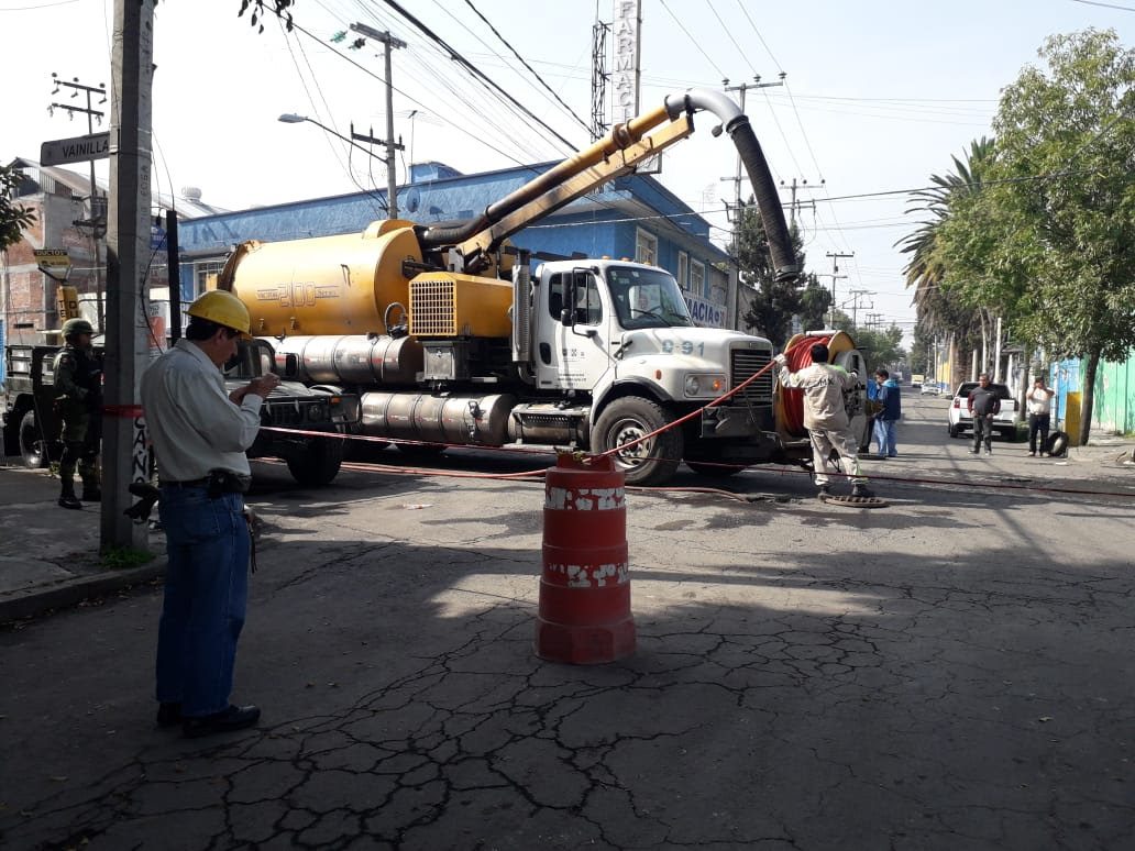 Desalojan a 400 personas por toma clandestina de combustible en Iztacalco