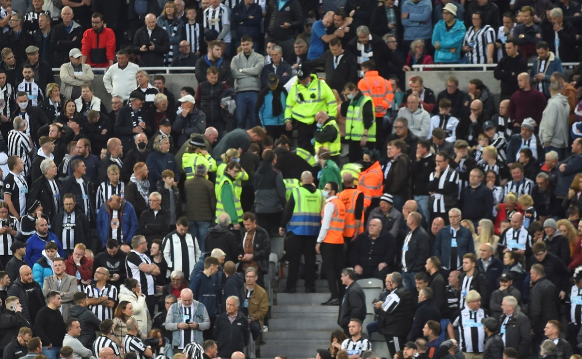 Newcastle vs Tottenham se detuvo tras el desvanecimiento en la tribuna de un aficionado