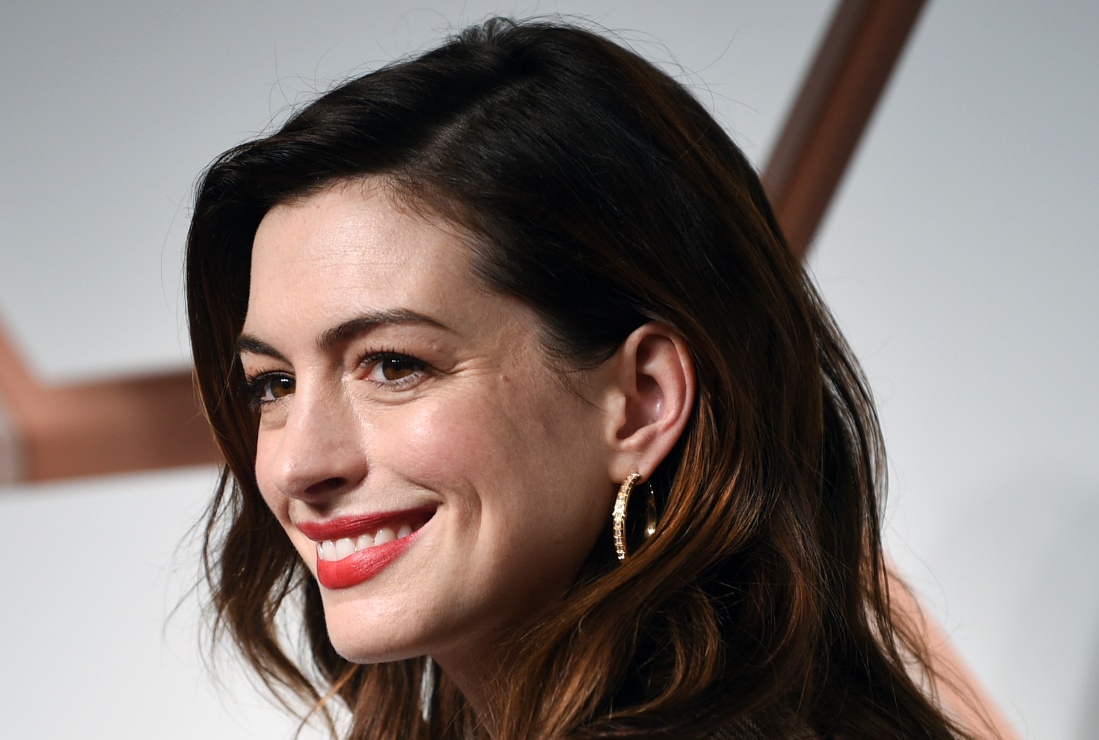 Anne Hathaway luce cautivadora en vestido Versace con abertura profunda