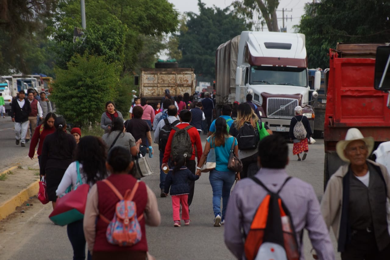 Transportistas bloquean accesos a la ciudad de Oaxaca