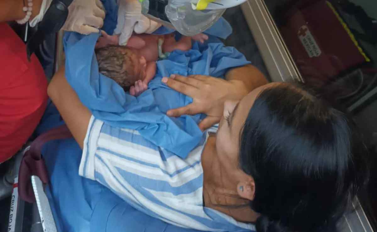 Policía municipal auxilia a mujer a dar a luz en Monterrey, Nuevo León