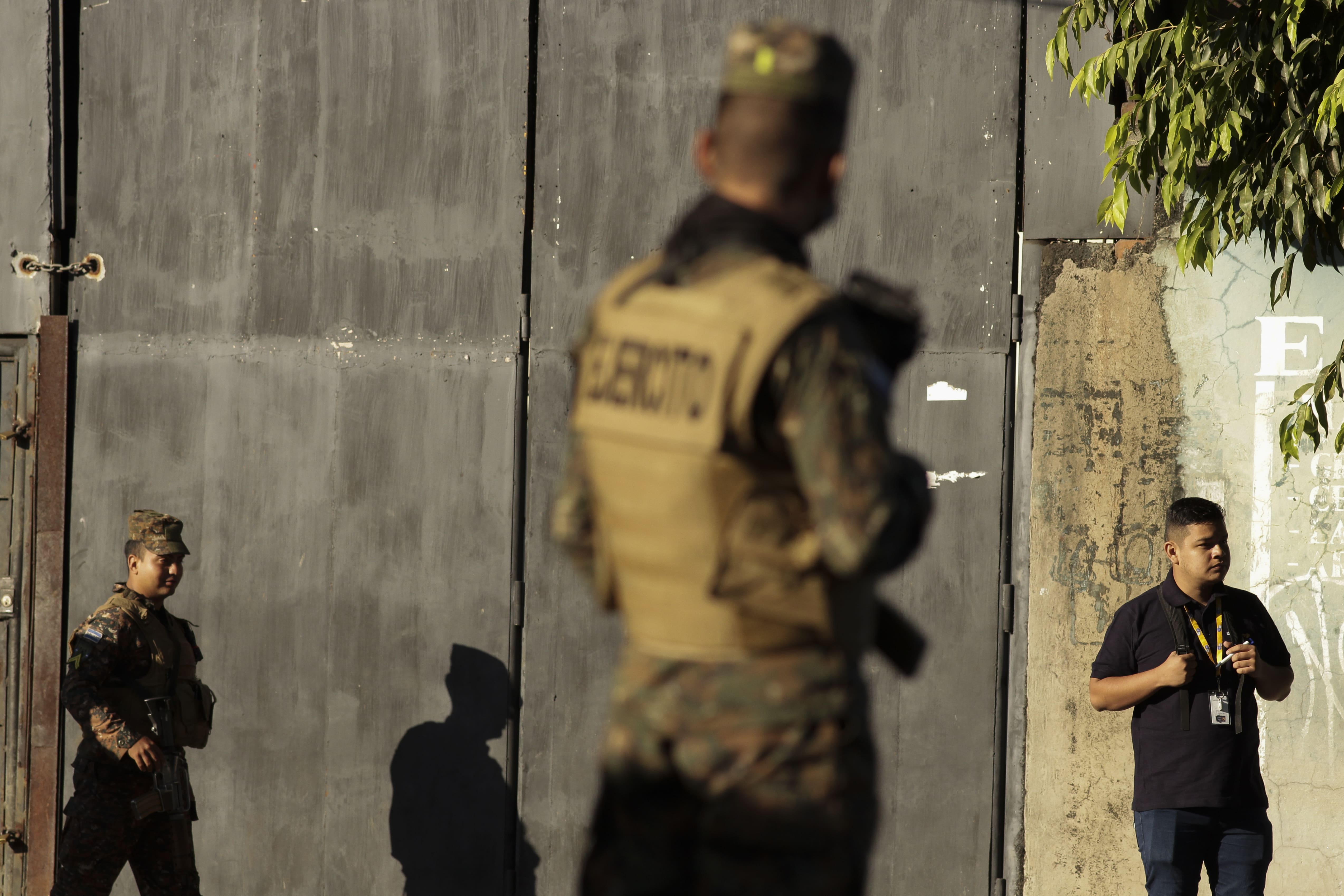 Bukele cerca con militares una segunda comunidad en San Salvador para capturar pandilleros