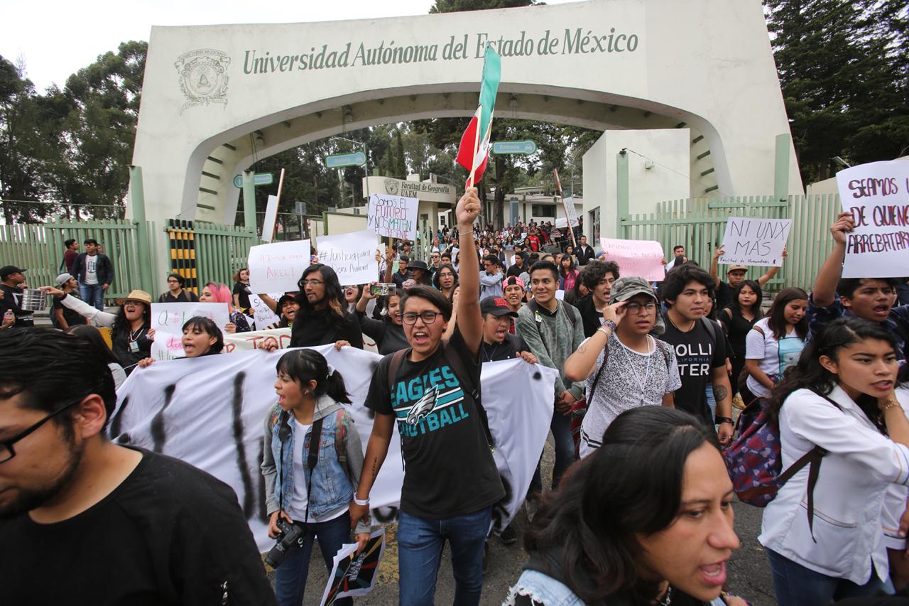 Estudiantes de la UAEM marchan contra inseguridad y feminicidios