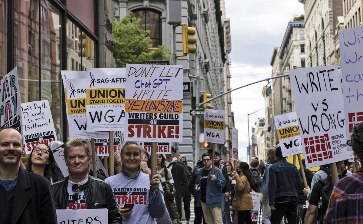 HBO castiga a David Simón, creador de "The Wire", por unirse a la huelga de guionistas