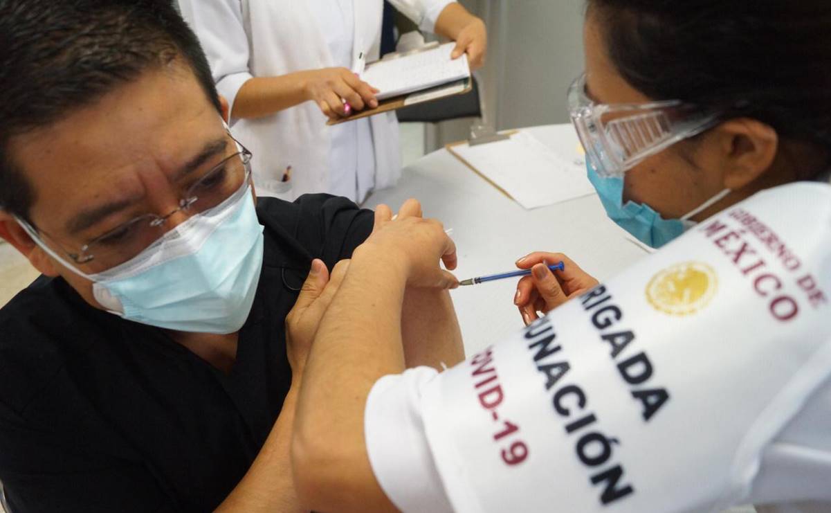 Oaxaca reporta aplicación del 100% de vacunas contra Covid-19 en sus trabajadores sanitarios