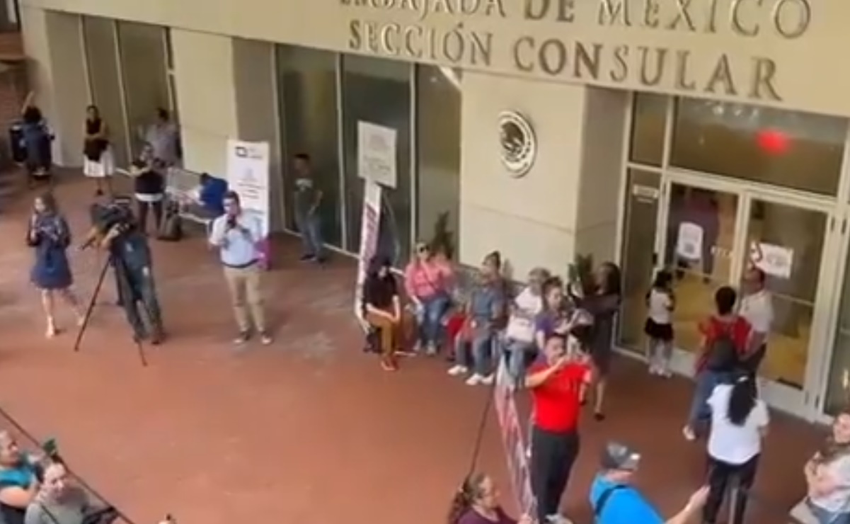 VIDEOS Mexicanos cantan Cielito Lindo y el himno mientras esperan votar en EU, Toronto y París