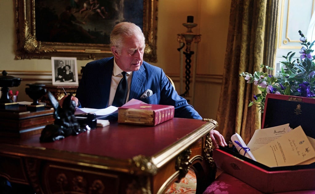 Publican foto del rey Carlos III realizando sus deberes oficiales por primera vez