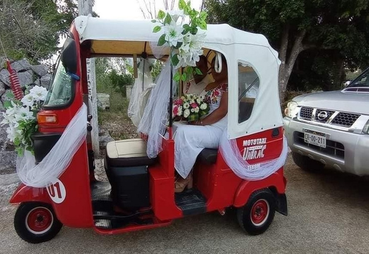 Pareja de novios convierte mototaxi en su carruaje de boda y se vuelve viral
