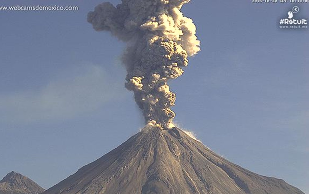Volcán de Colima emite exhalación de mil 800 metros