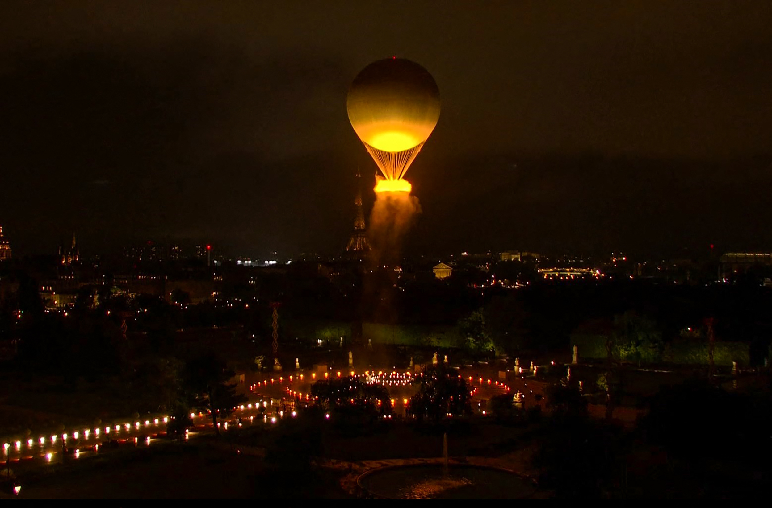 ¡Es un globo aerostático! París sorprende al mundo, tras encender el pebetero olímpico