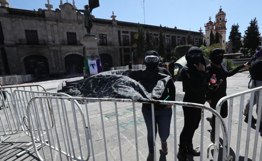 Feministas protestan en la plaza Mártires en Toluca; exigen legalizar el aborto