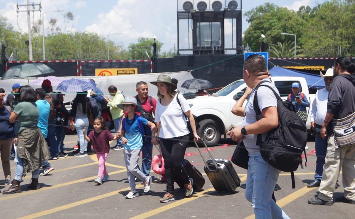 Suman 10 vuelos cancelados y casi mil viajeros varados por bloqueo de maestros en aeropuerto de Oaxaca