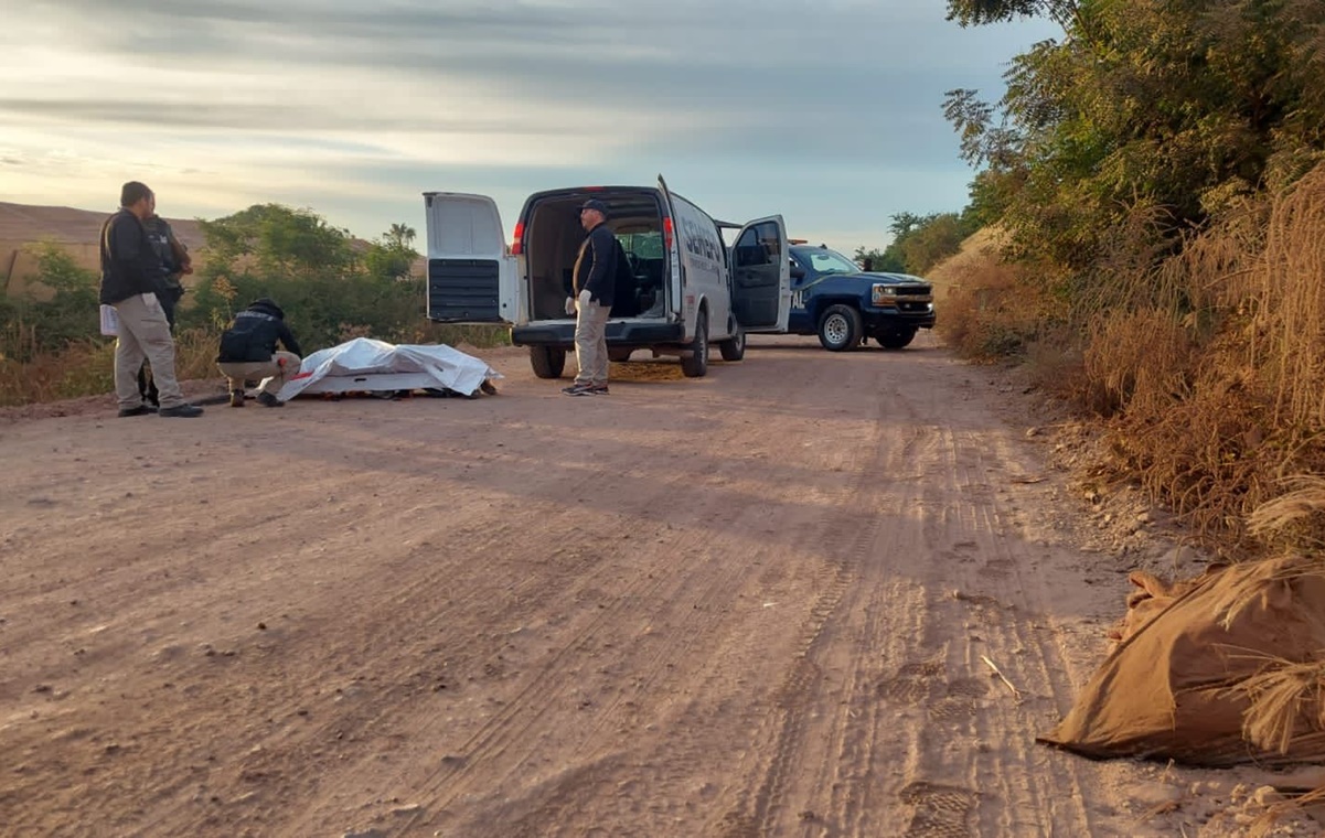 Hallan cuerpo calcinado en camino de terracería en Sinaloa; cuerpo aún desprendía humo