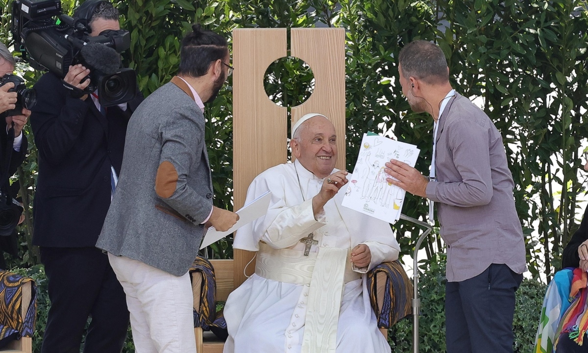 Papa Francisco abraza a israelí y a palestino que perdieron familiares en la guerra 