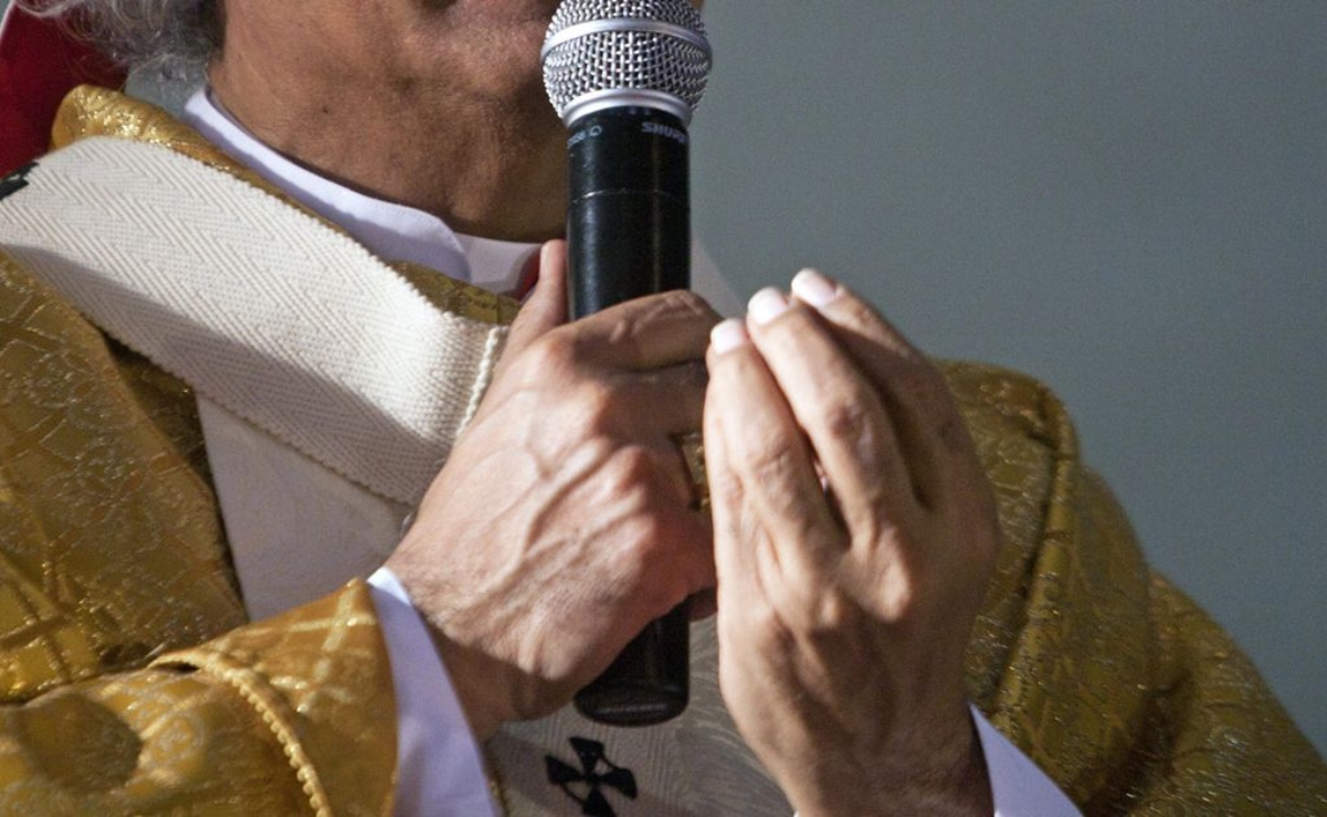 Suspenden a sacerdote griego por autorizar a niñas ser monaguillas