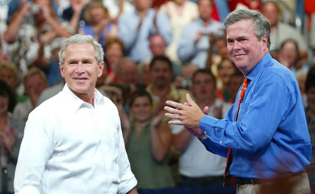 Ex presidente Bush le da una mano a su hermano Jeb