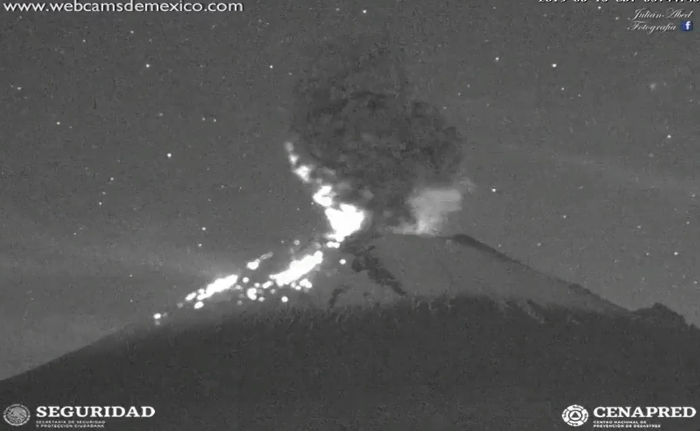 Presenta Popocatépetl explosión con columna de dos kilómetros de ceniza