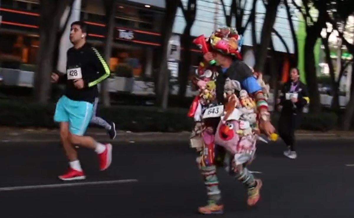 Suave maratón: con peluches y mucha actitud, así corre Alejandro la ruta del Maratón de CDMX 