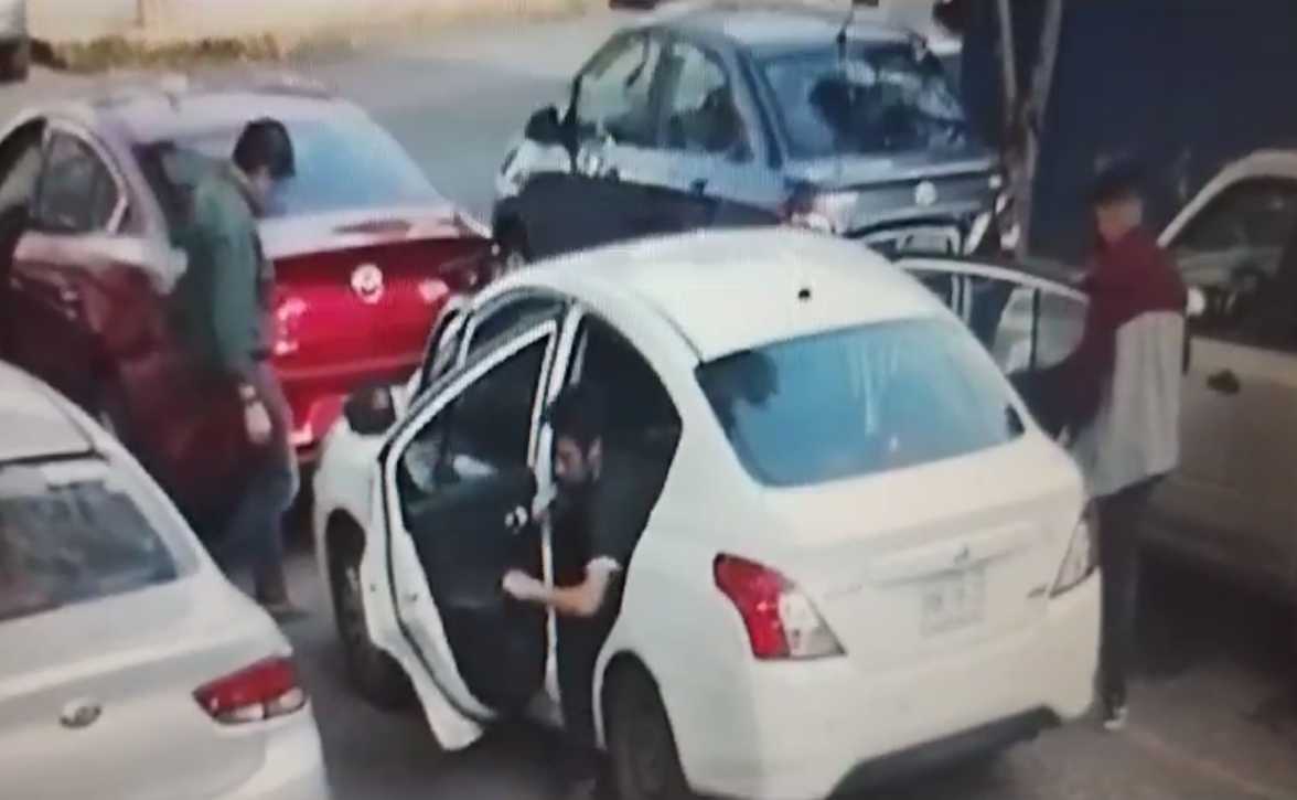 Captan a montachoques asaltando con violencia a un conductor, VIDEO