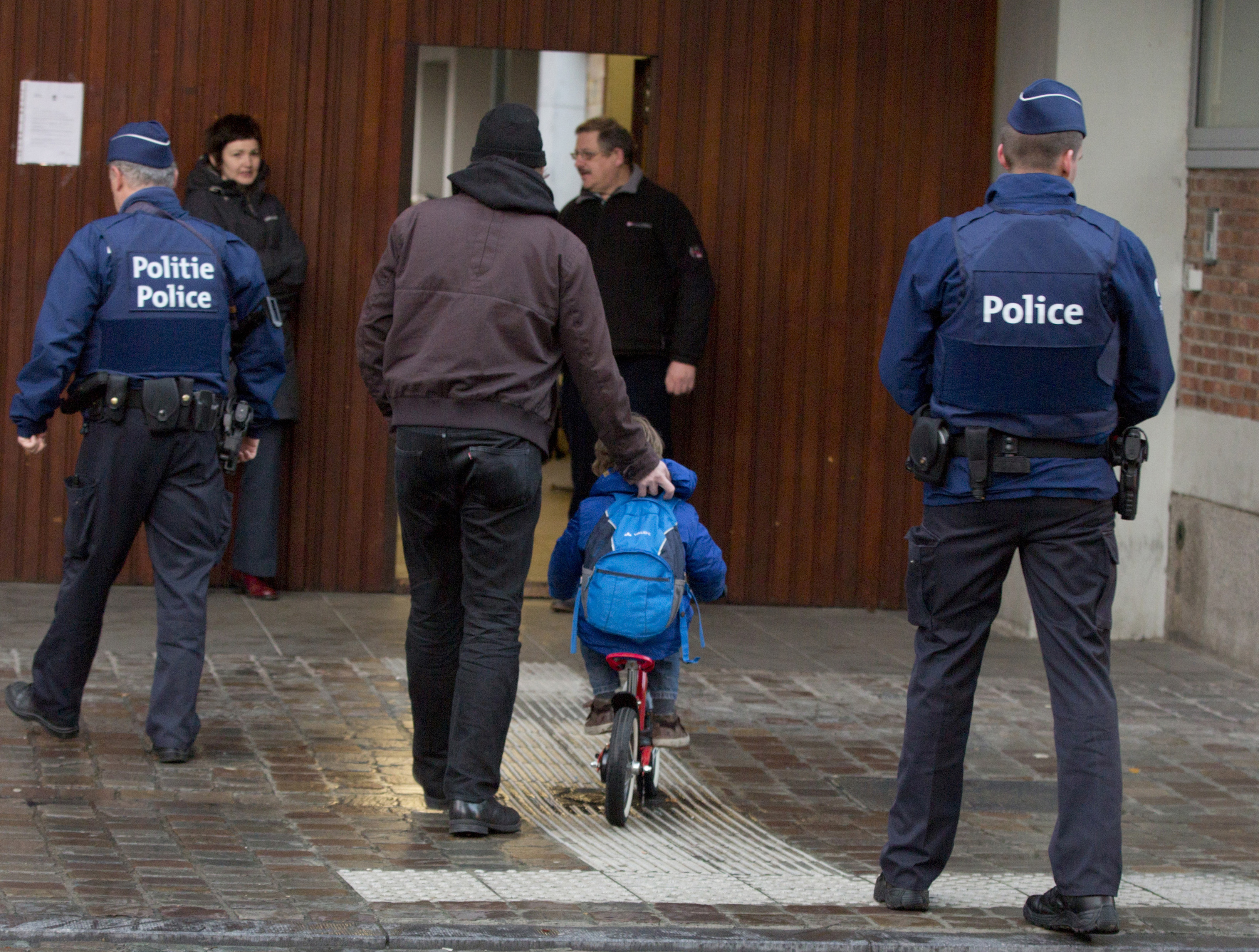 Reabren escuelas en Bruselas; mantienen alerta máxima