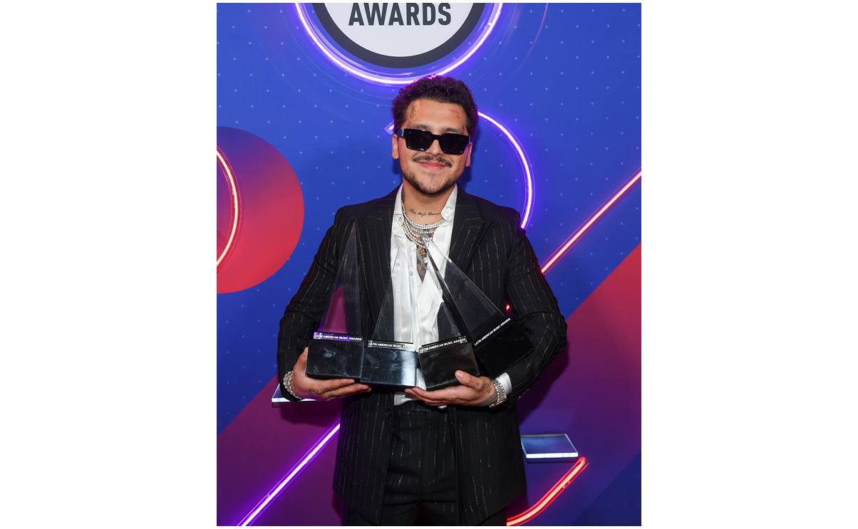 Noche de Christian Nodal en los LatinAMAs; brillan también los ausentes