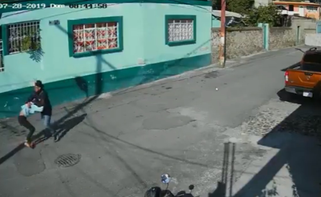 Captan a motociclista cuando jalonea a jovencita en Xochimilco