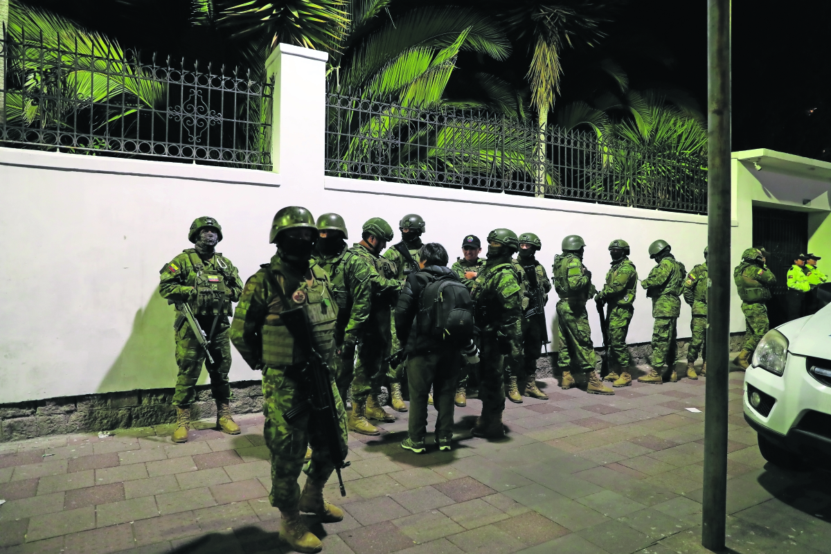 “Incursión a embajada rebasa límites”; internacionalistas ven antecedente para uso de fuerza militar
