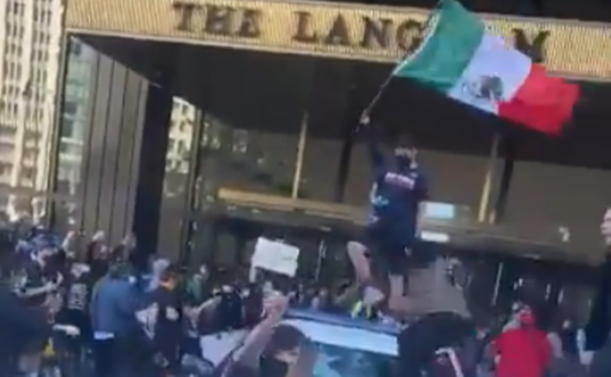 La bandera de México ondea en las protestas por George Floyd
