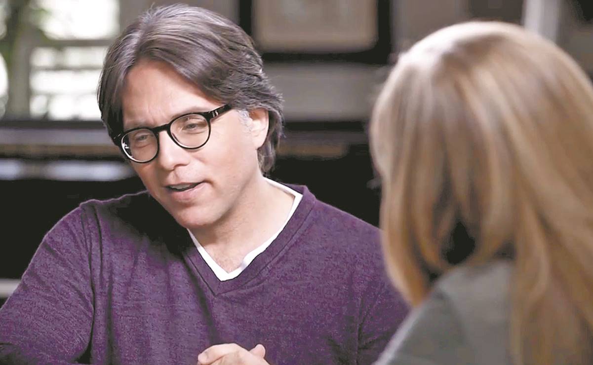 Revocan licencia a doctora que marcaba a mujeres con iniciales de Keith Raniere, líder de NXIVM