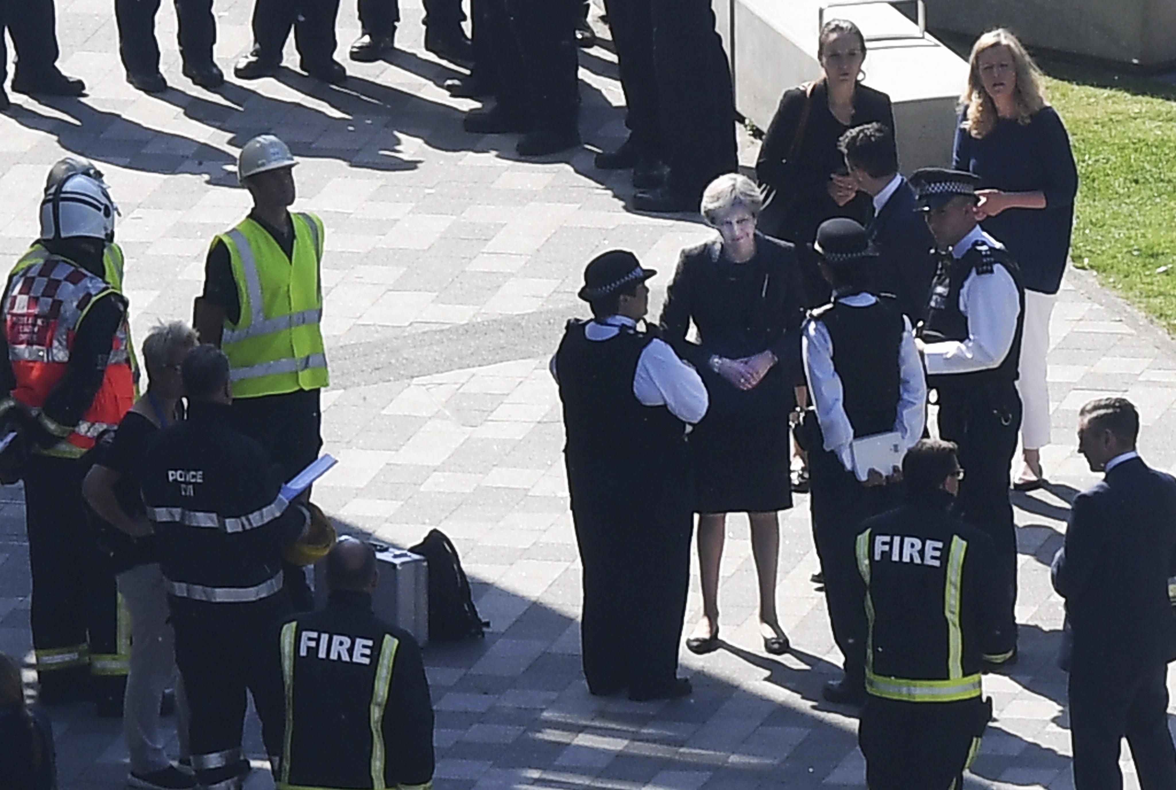 Policía eleva a 17 los muertos en el incendio de Londres