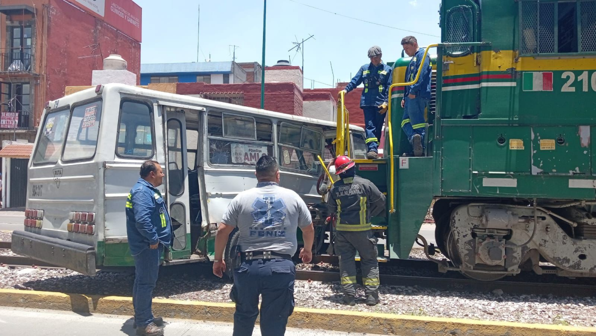 Microbús intenta ganarle el paso al tren; hay 4 personas lesionadas 