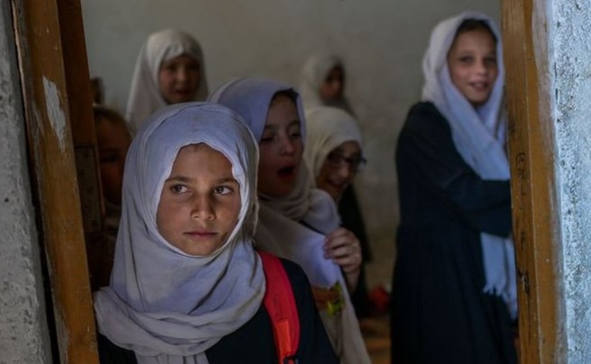 Talibanes excluyen a las niñas de la escuela secundaria en Afganistán