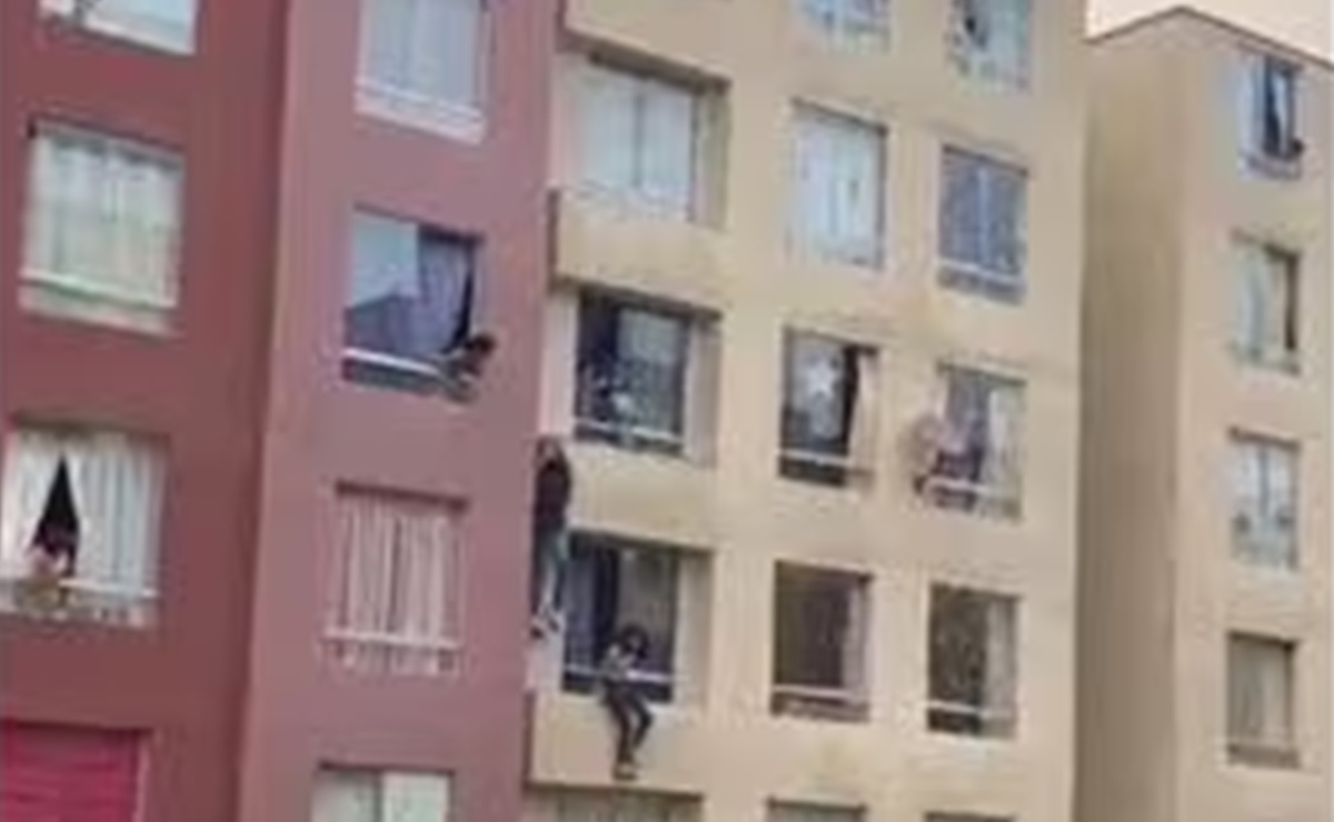 VIDEO: Hombre cae de edificio tras intentar evitar el suicidio de una adolescente