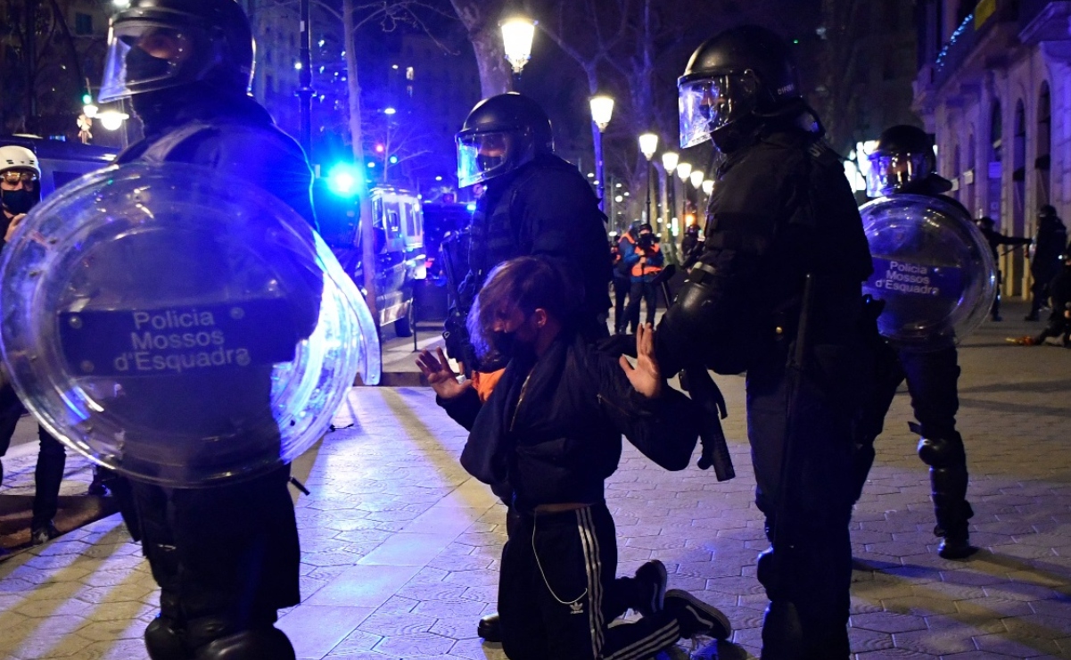 Saqueos, daños a edificios y 38 detenidos, saldo de protestas en Barcelona por condena al rapero Pablo Hasél