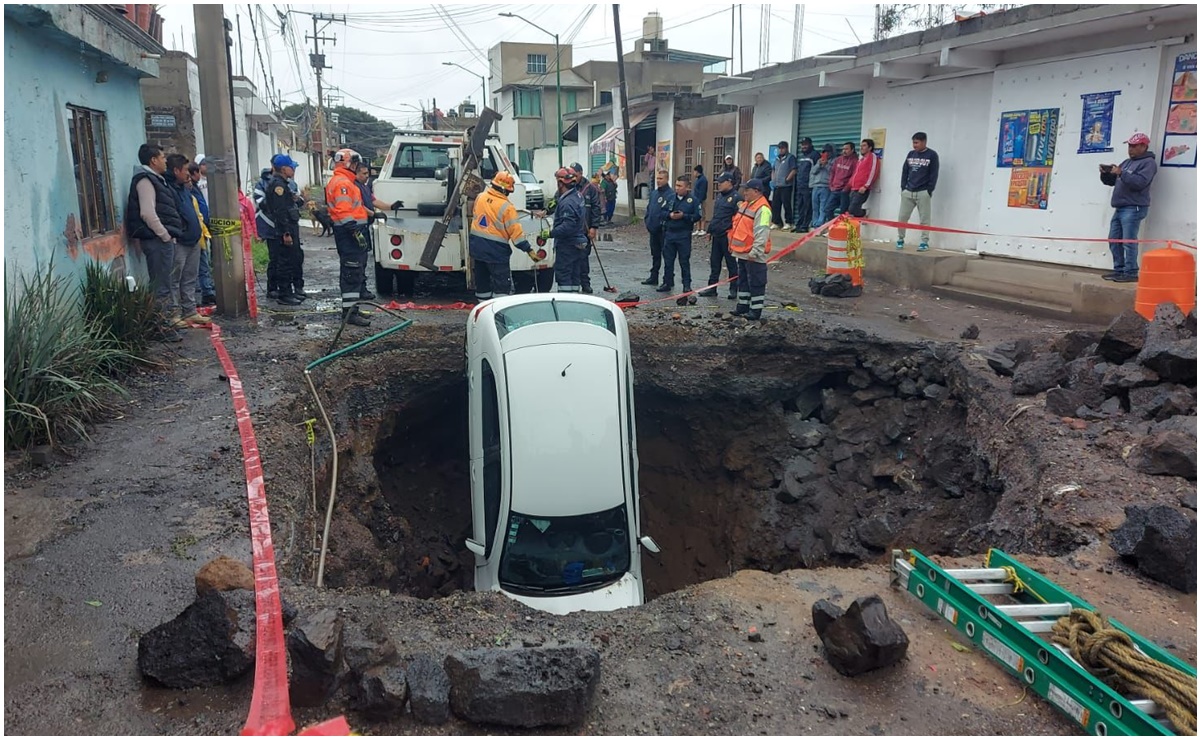 Así quedó un automóvil que cayó en un socavón en la alcaldía Xochimilco; no se reportan heridos 