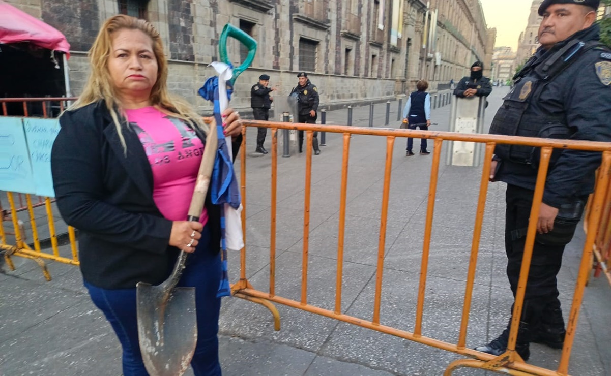 Madre buscadora Ceci Flores quiere darle a AMLO pala con la que busca a su hijo desaparecido