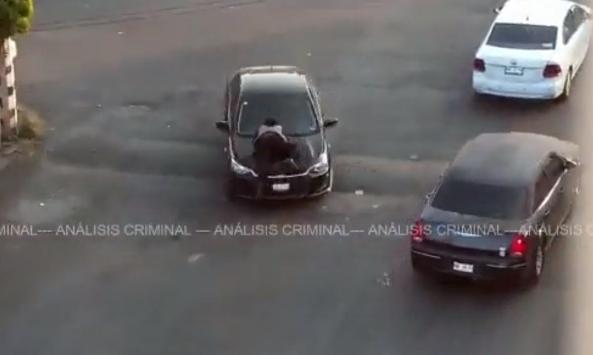 VIDEO: Conductor atropella a mujer y se la lleva en su cofre varias calles en Ecatepec