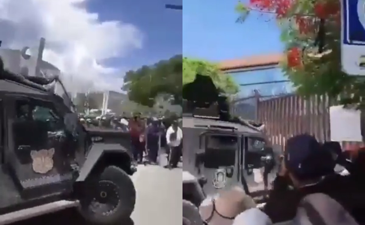 Pobladores de Chilpancingo toman "Rino" de la policía y derriban puerta del Palacio de Gobierno de Guerrero