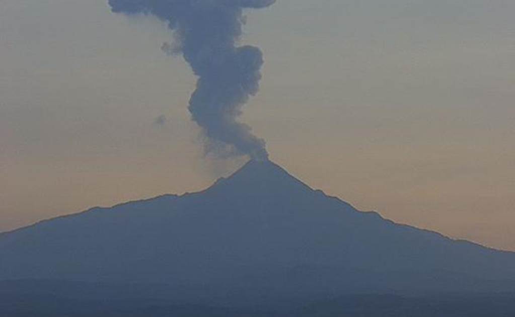Volcán de Colima emite exhalación de 1.5 km