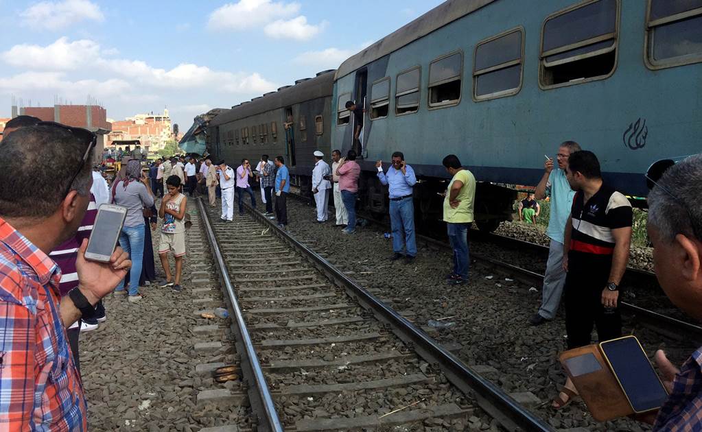 Suman 36 muertos y 123 heridos por choque de trenes en Egipto