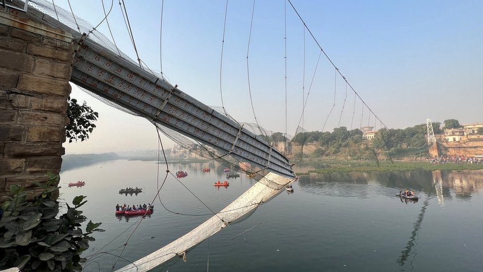 FOTOS: El colapso de un puente en India que dejó más de 140 muertos