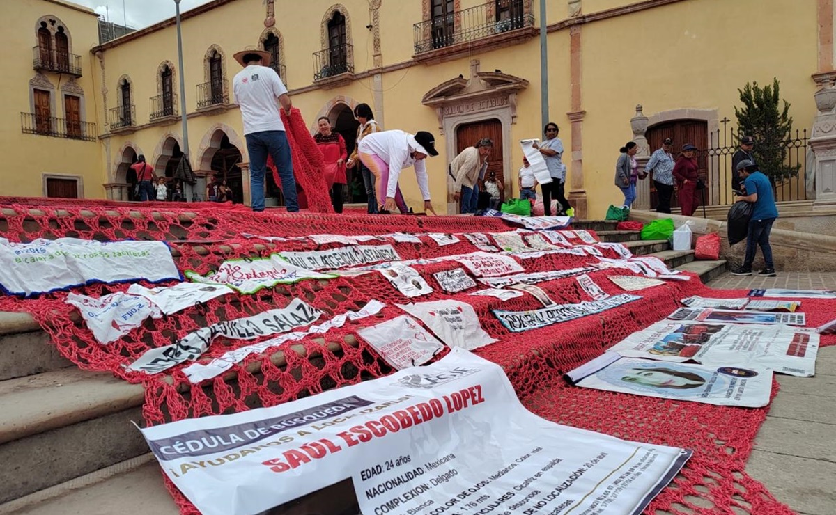 Colectivos de desaparecidos colocan tejidos afuera del Santuario de Plateros, Fresnillo