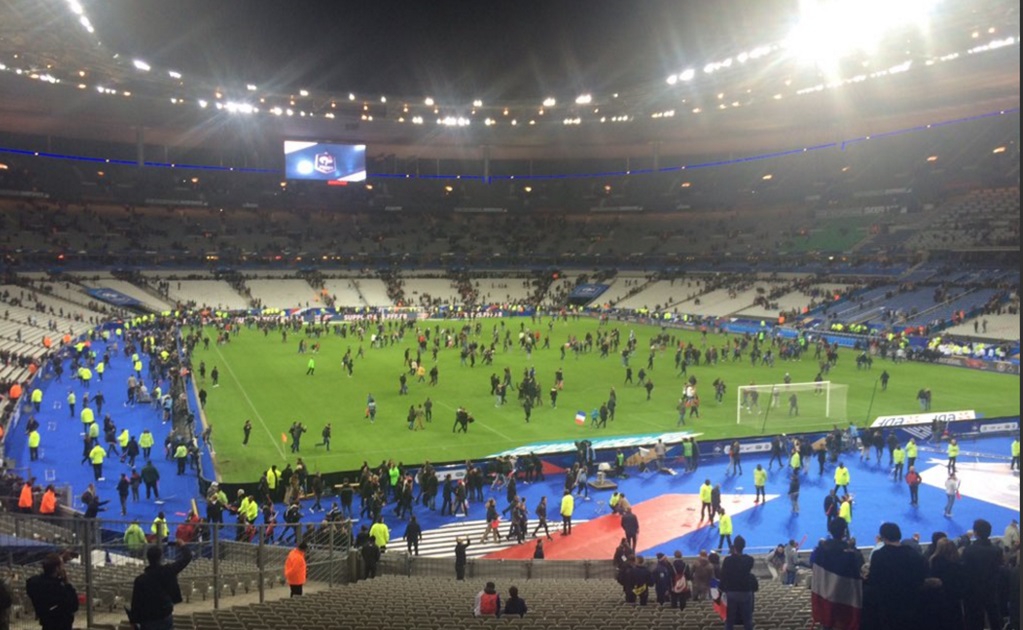 Video. Aficionados invaden el Stade de France tras detonaciones 