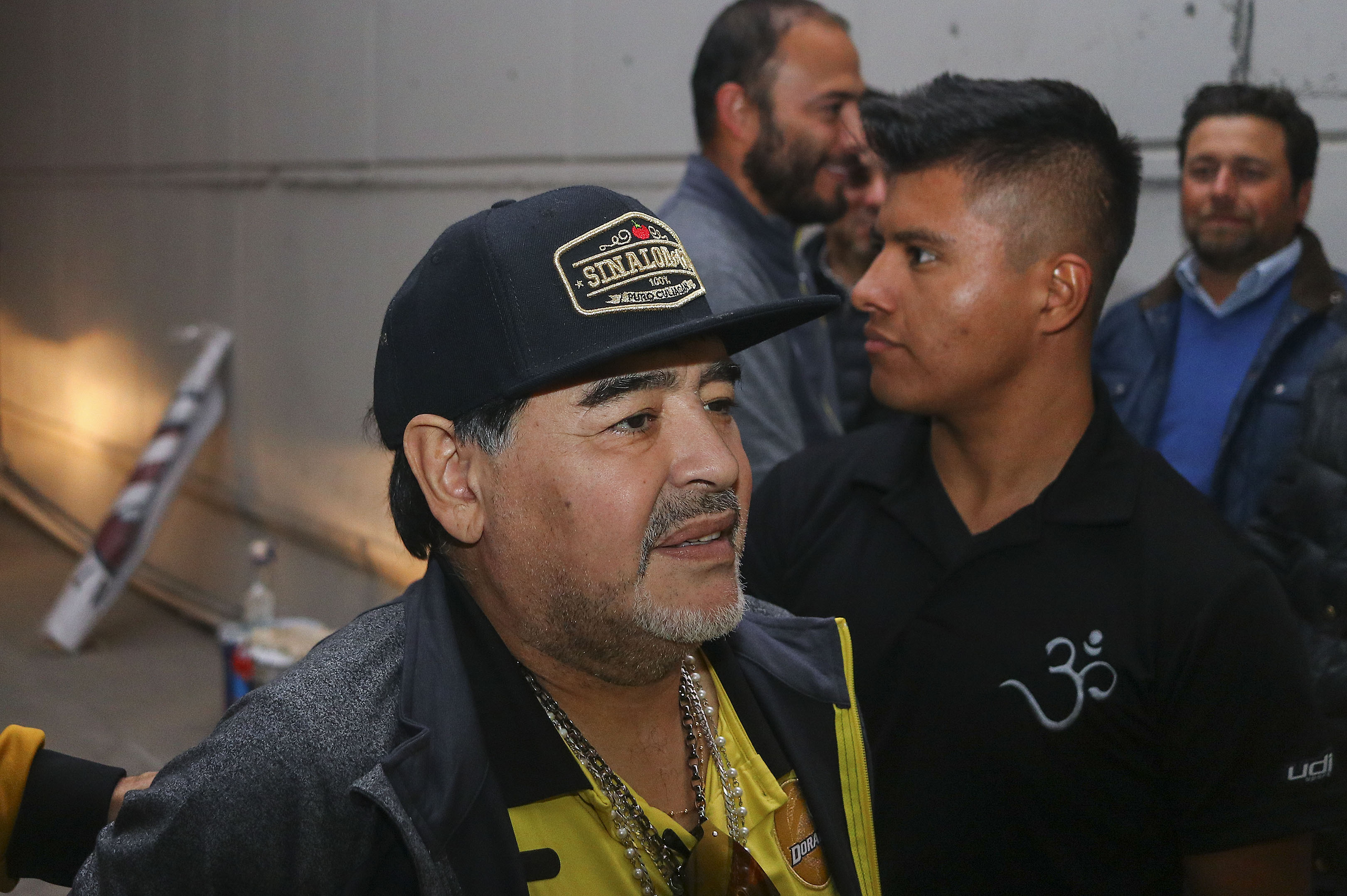 Con prisa y sin sueño Maradona abandona México