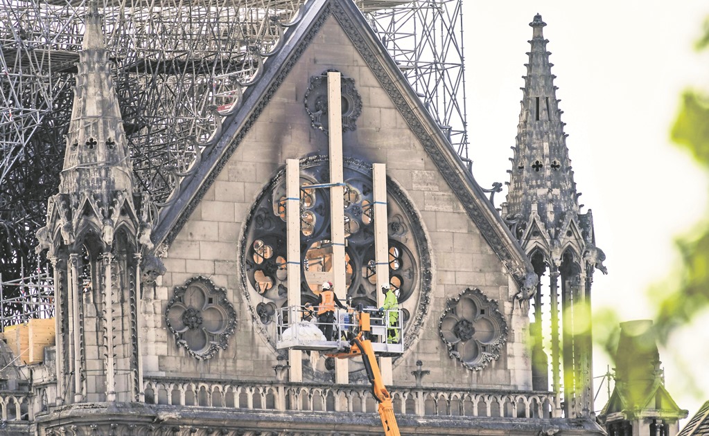 Rescatan los grandes cuadros de Notre Dame